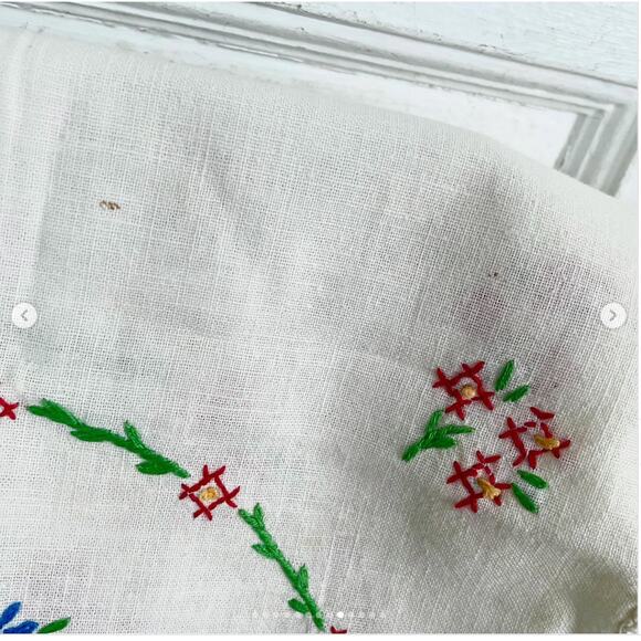 Vintage Embroidered Dresser Scarf Table Runner Lacy Edge Embroidery RED FLOWERS - Picture 4 of 5